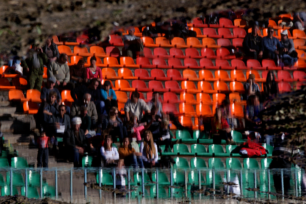 Люди в луже