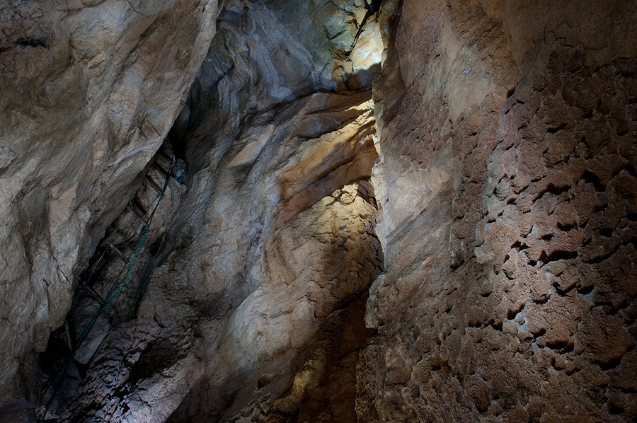 п. Соляник, спуск в пещеру.