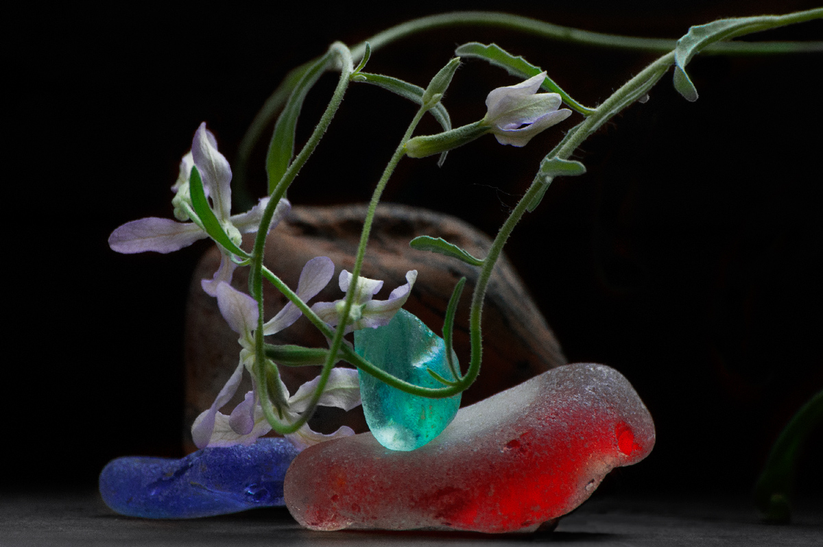 Стекло и камень.