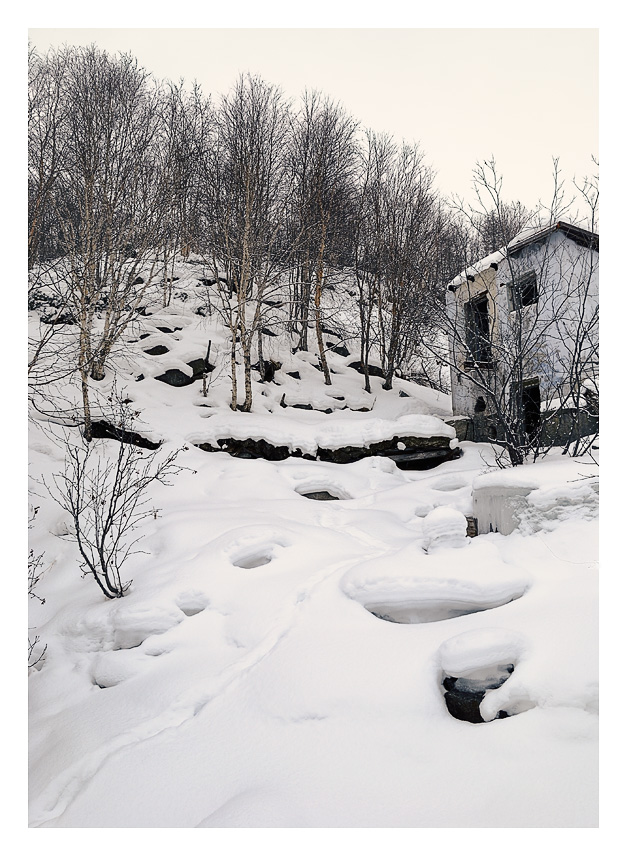 Была пора, здесь жизнь цвела,  пороки, может быть, скрывались  иль благородные дела…