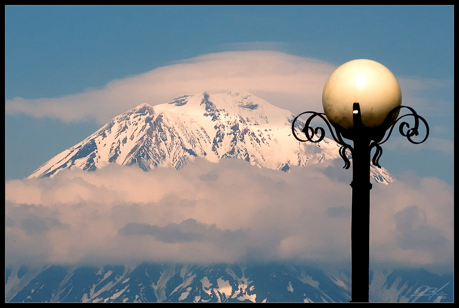 Ему до фонаря...