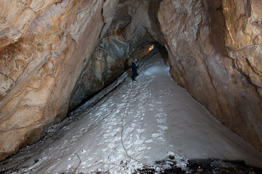 п. Комсомолка, вход в пещеру.
