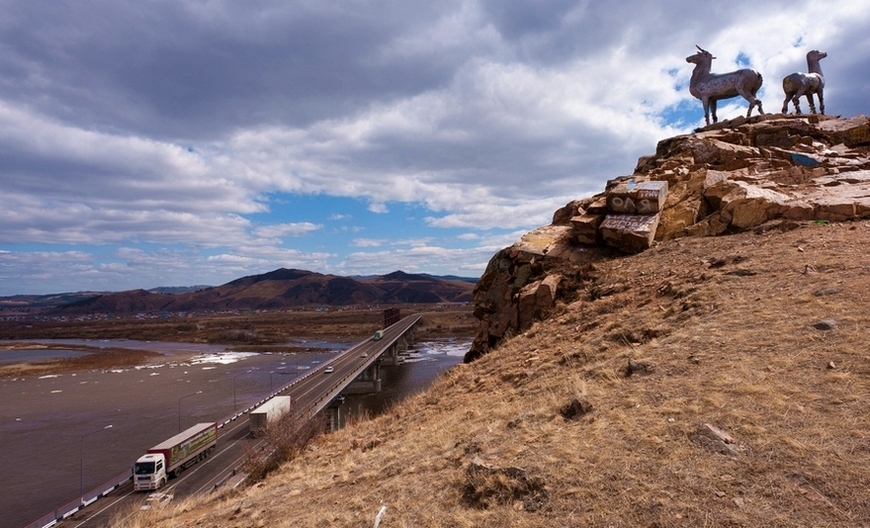"Стражники" у моста.