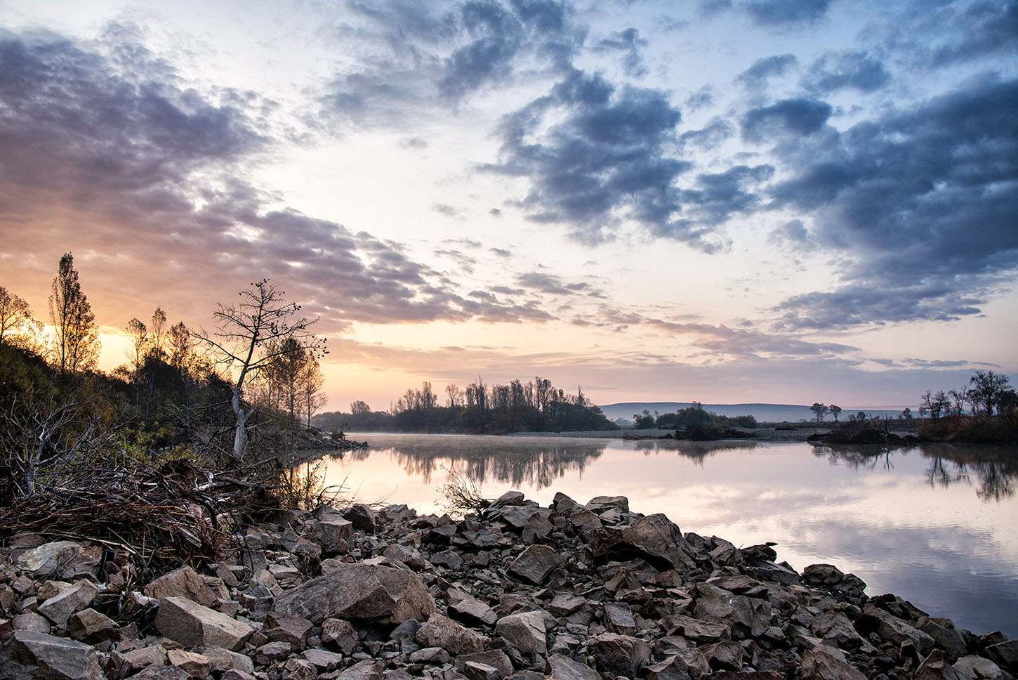 Рассвет на реке