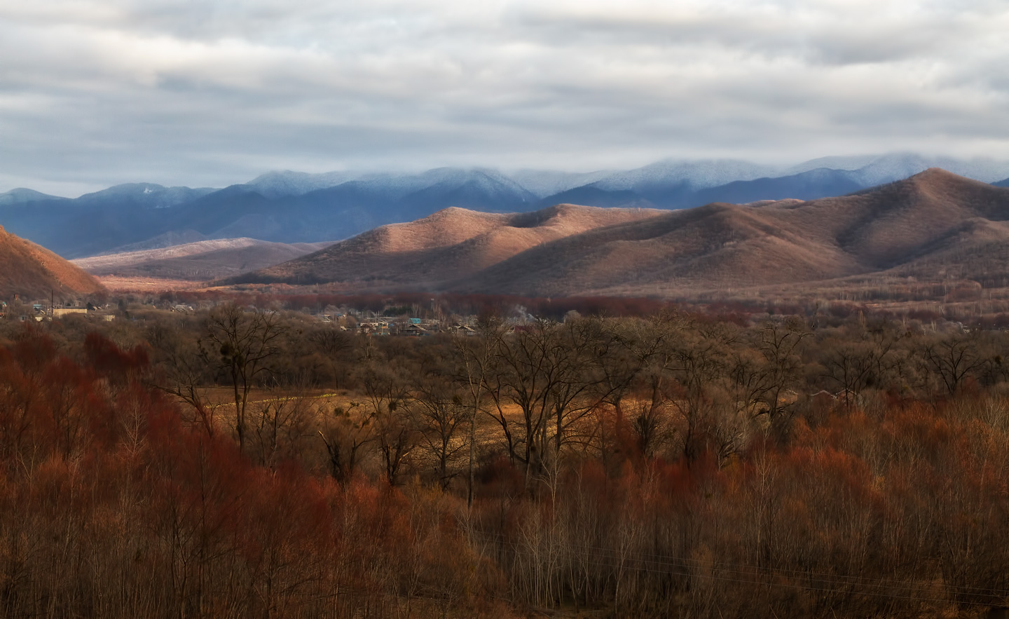 у подножия гор