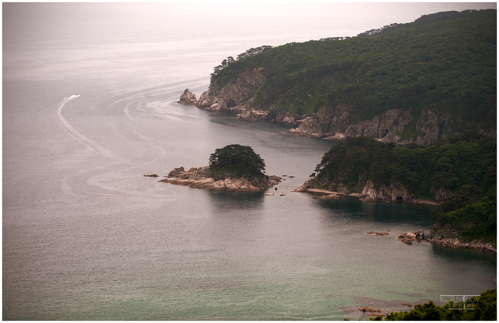 пейзаж с туристами на лодочках