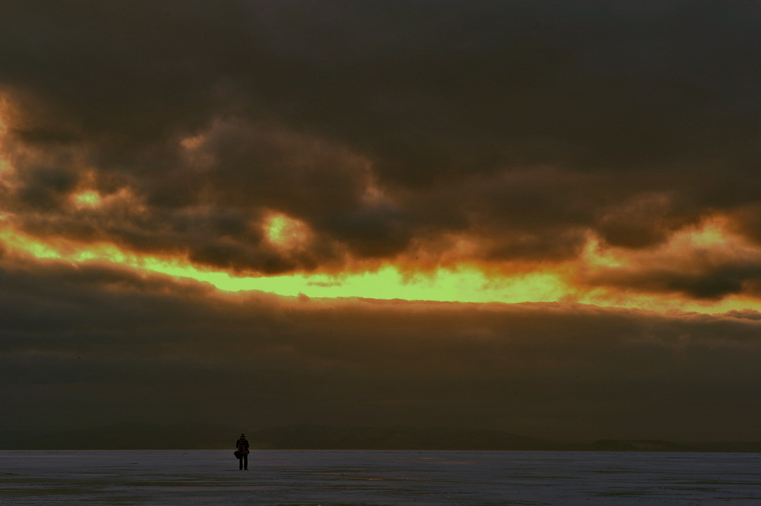 И разошлось небо...