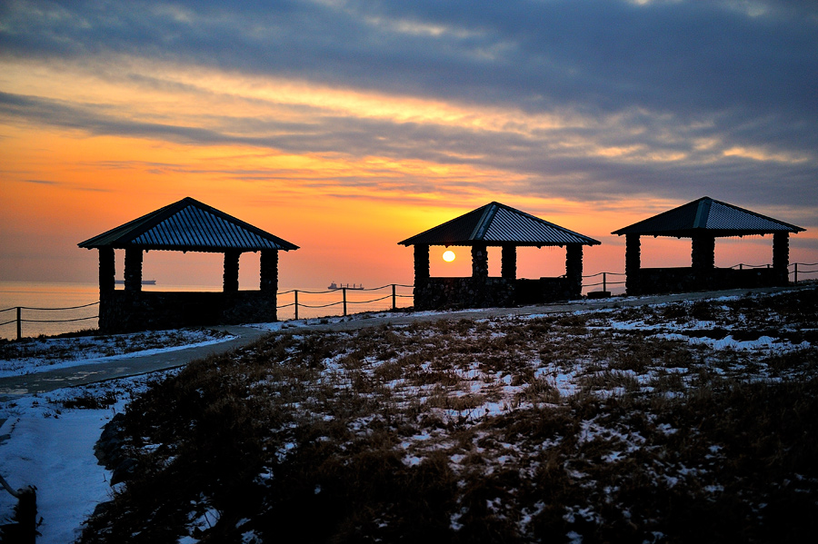 и стены греют