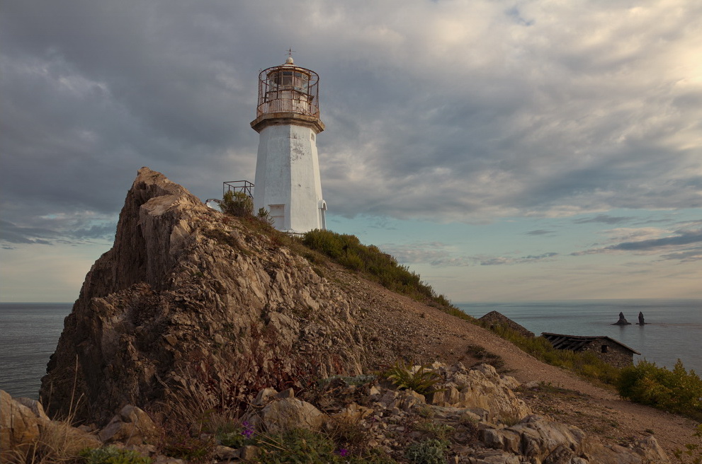 возвышаясь в величии