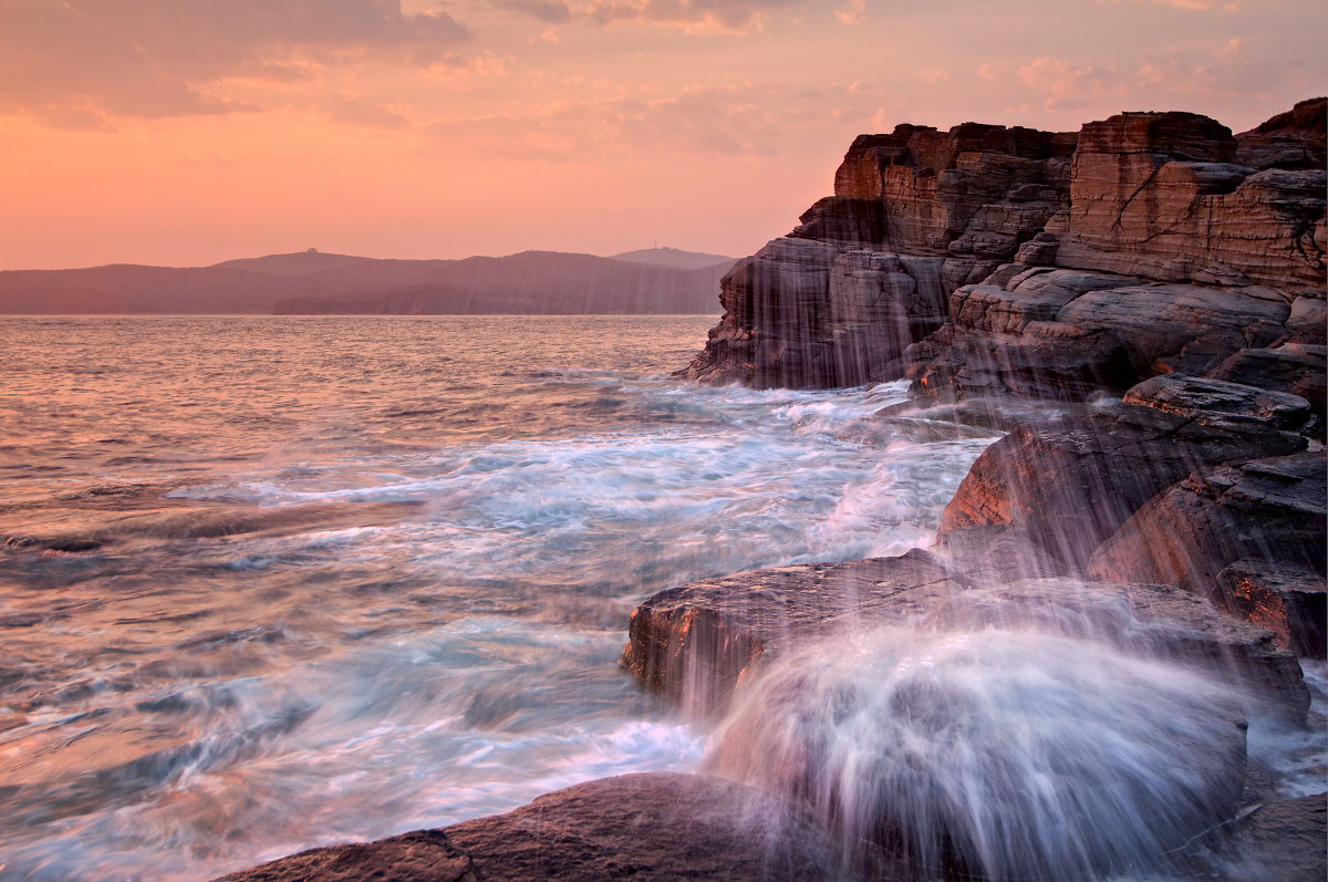 В лучах заката в брызгах волн.