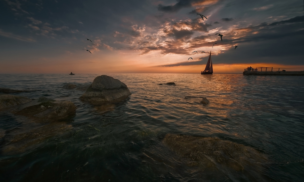 Остались лишь закат и море...