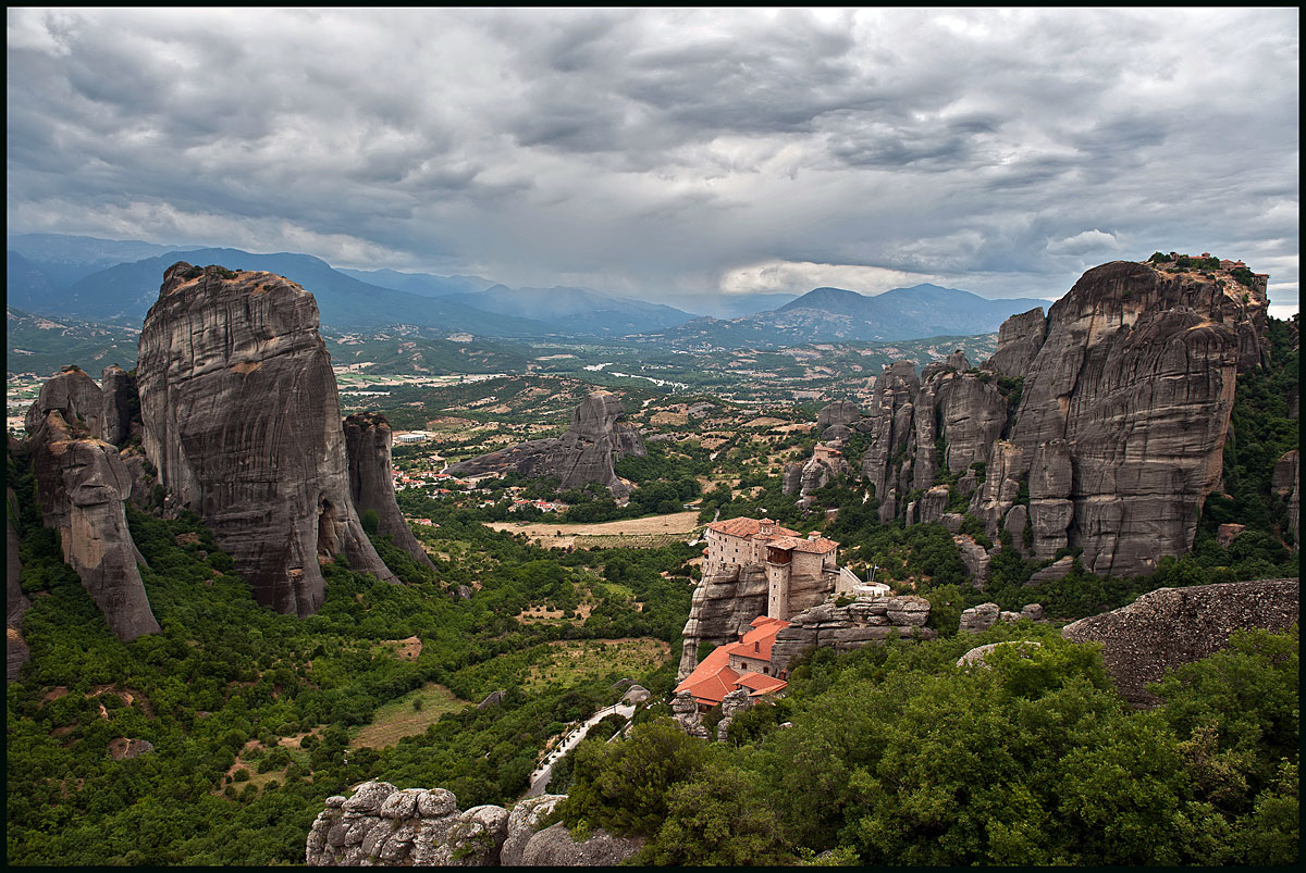 Метеоры, монастыри на скалах.