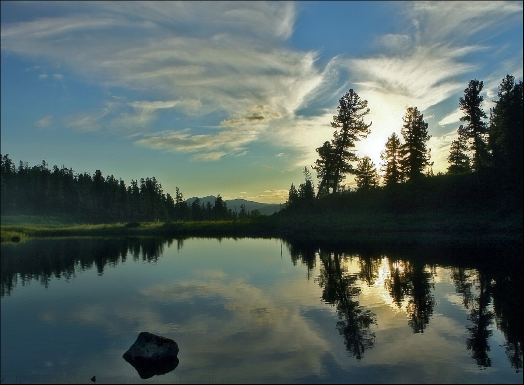 И день спокойно угасает.
