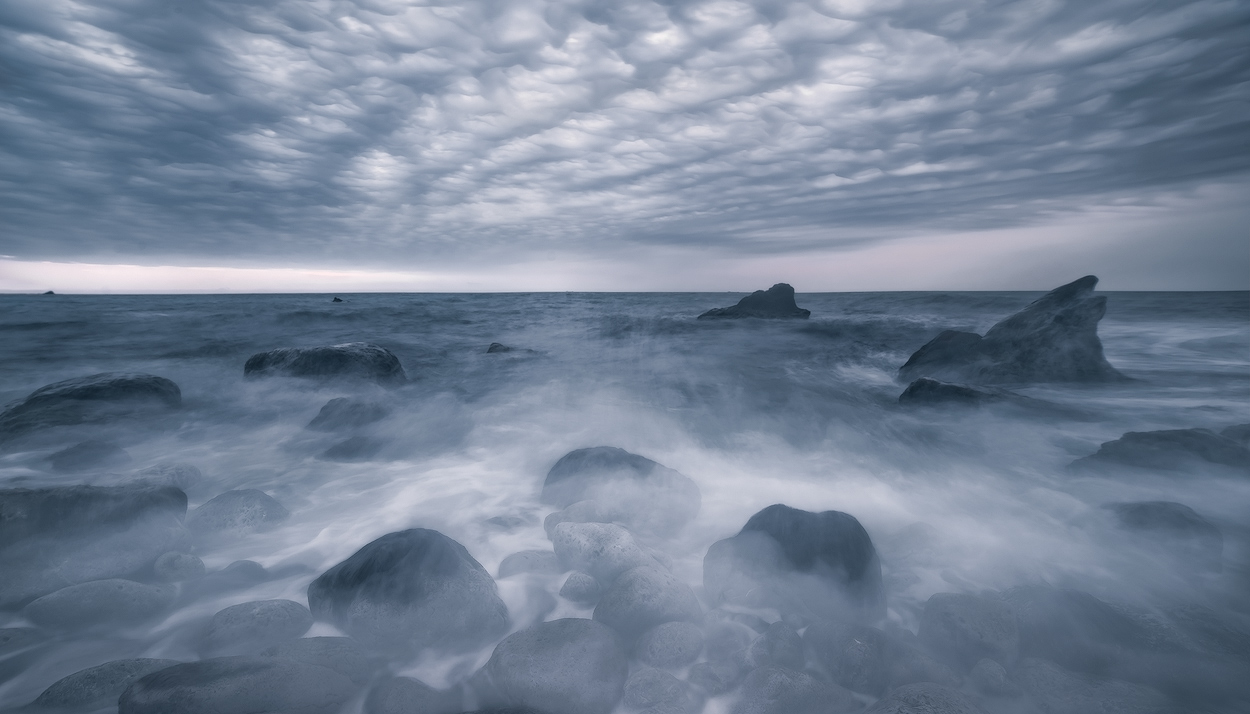 У синего моря