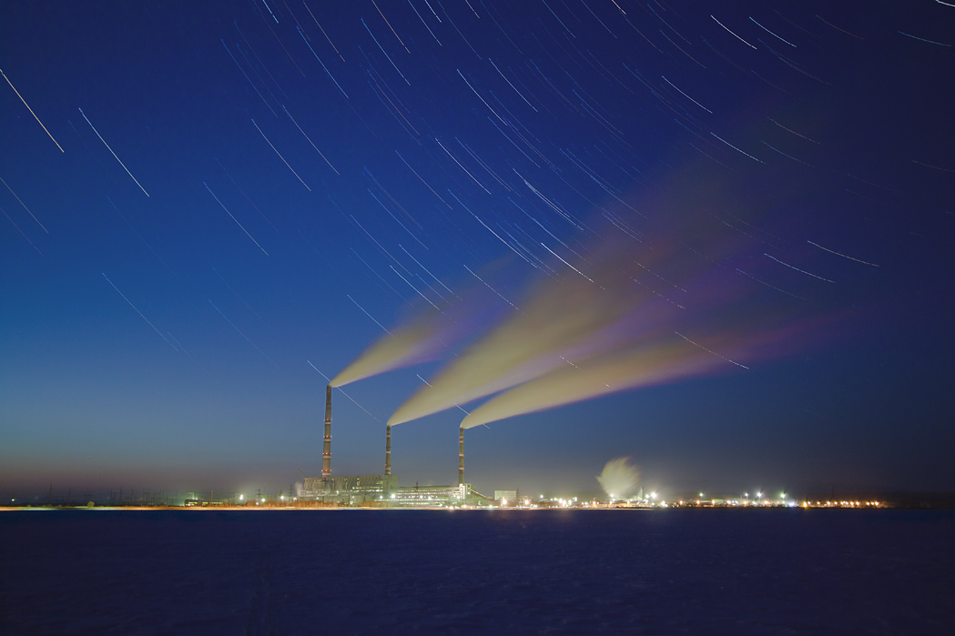 Она все дымит, а она все вертится