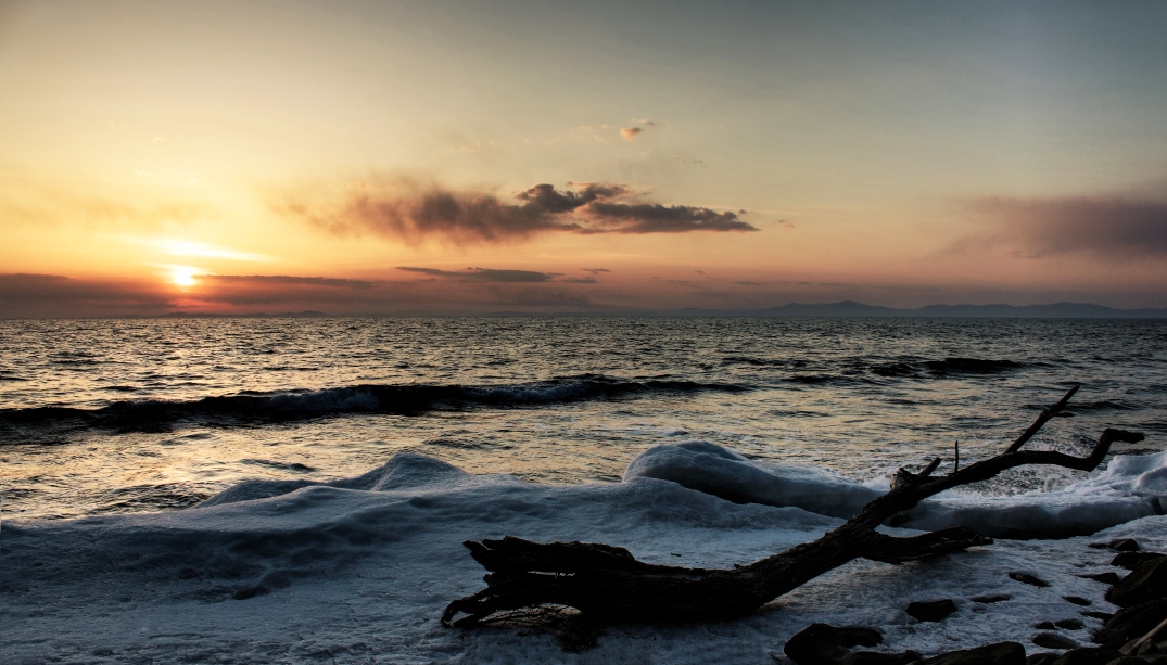 На диком пляже...