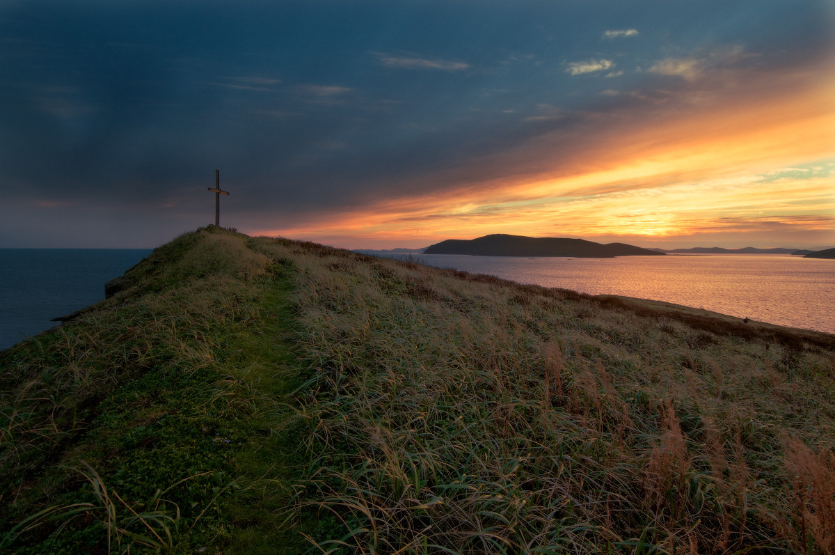 Видишь там на горе,возвышается крест...