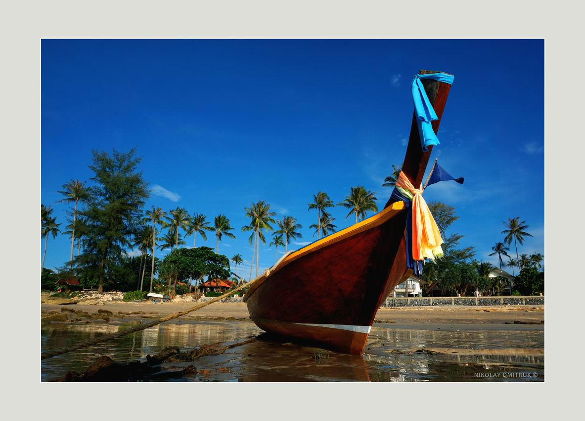 отлив и лодка