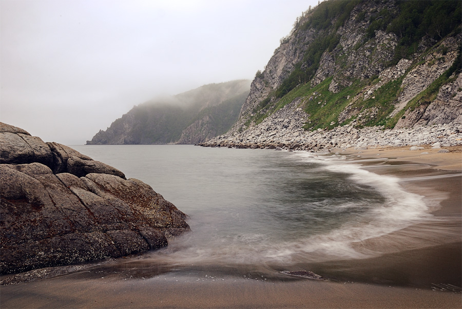 Туда, где легкокрылые мечтанья   летят искать в тумане острова...