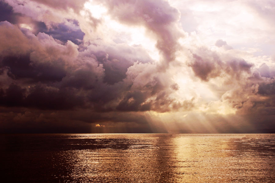 ветер гонит облака и меняет краски неба....