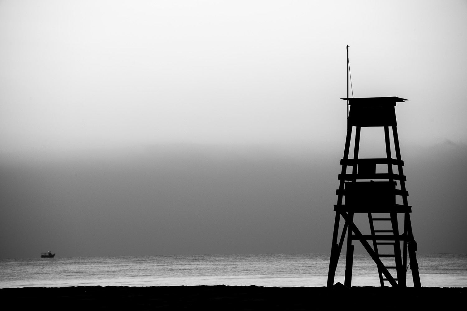 ...и какой-то кораблик на зелёной воде.