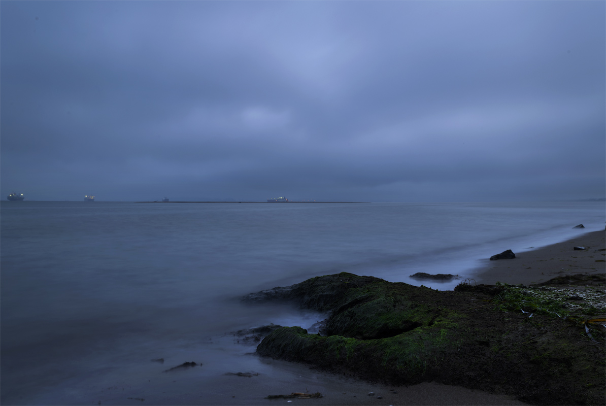 То ли небо придавило,то ли море разморило