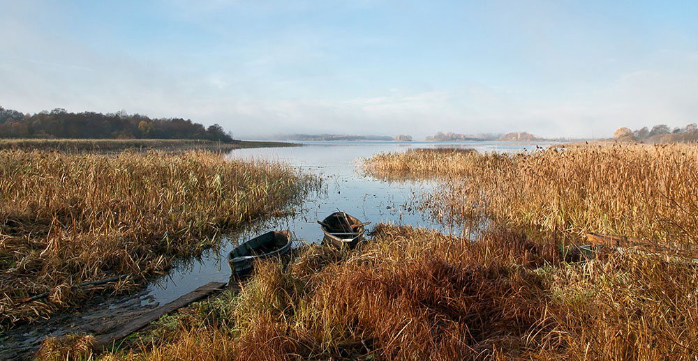 Лодки у воды.