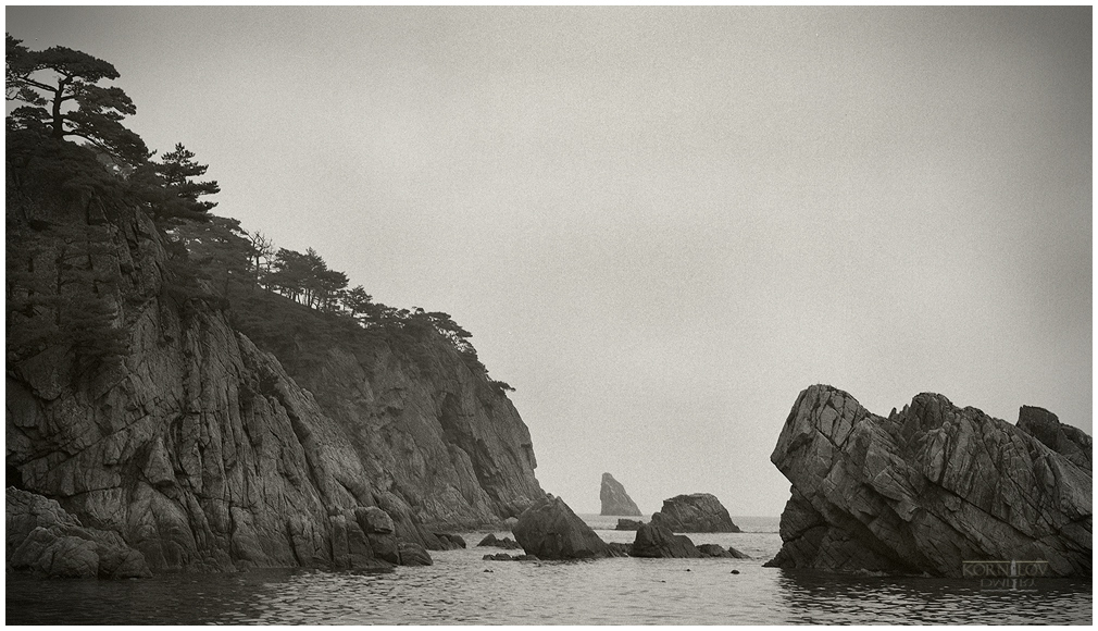 пейзаж со скалами и пасмурной погодой