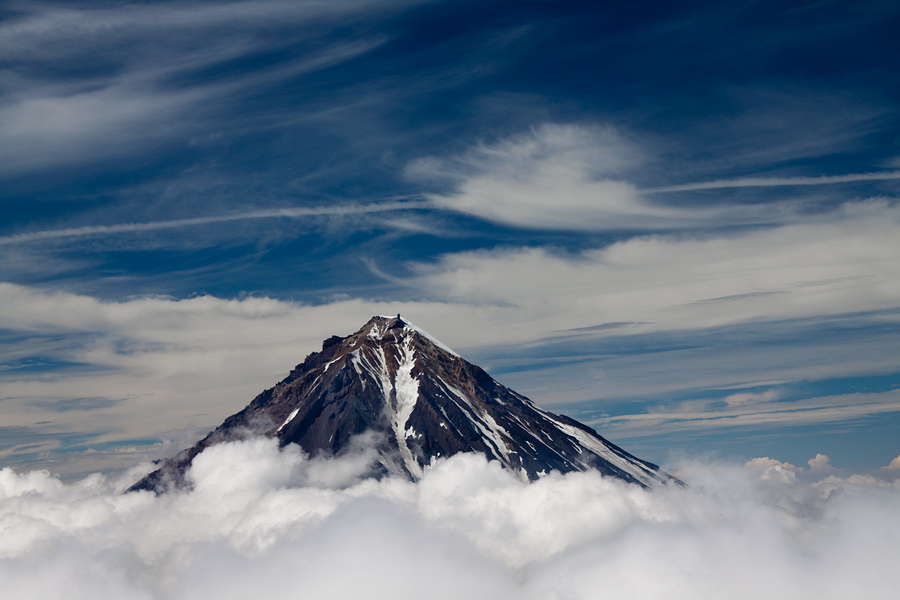 Вулкан парящий в облаках