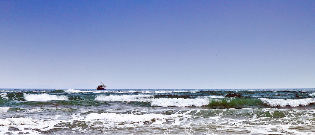 Чернеет сейнер одинокий.....