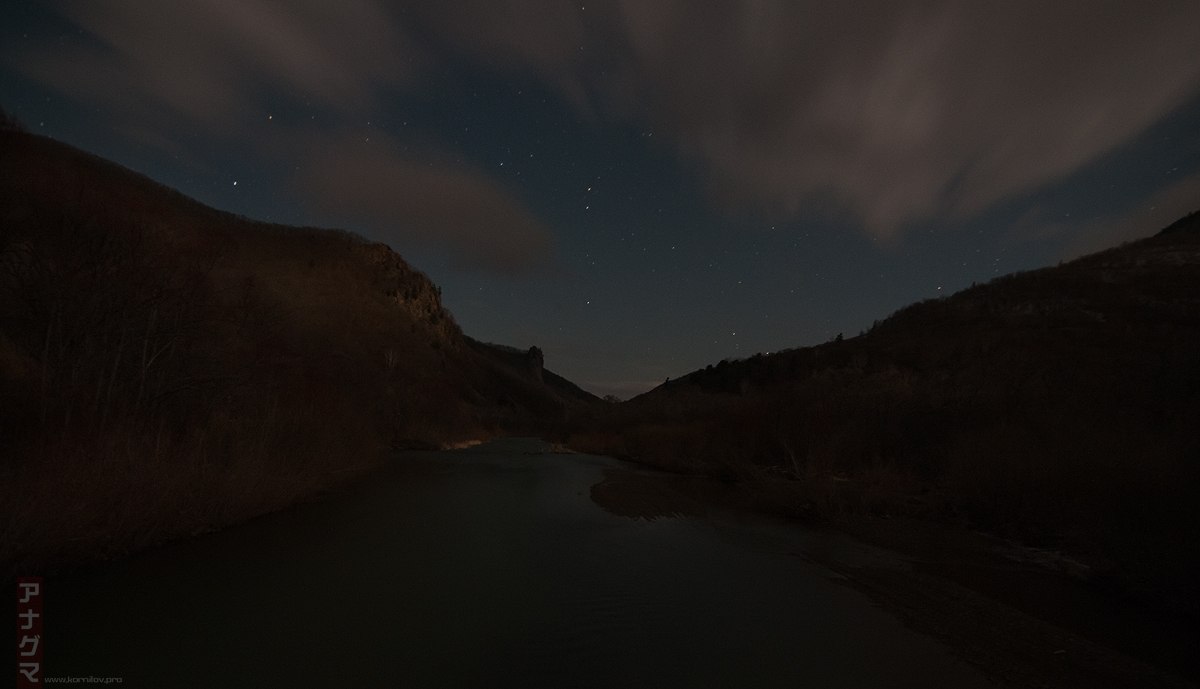 по чёрной, чёрной реке...