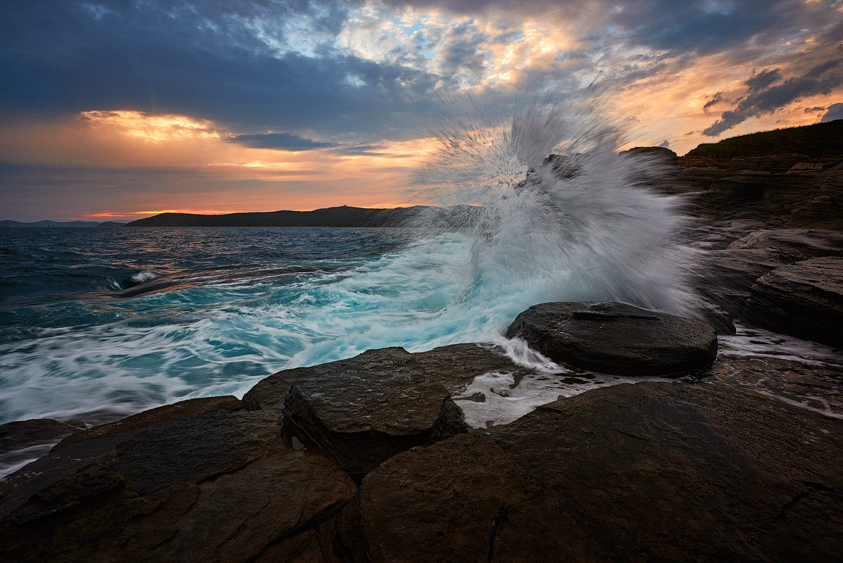 вздымаясь выше скал