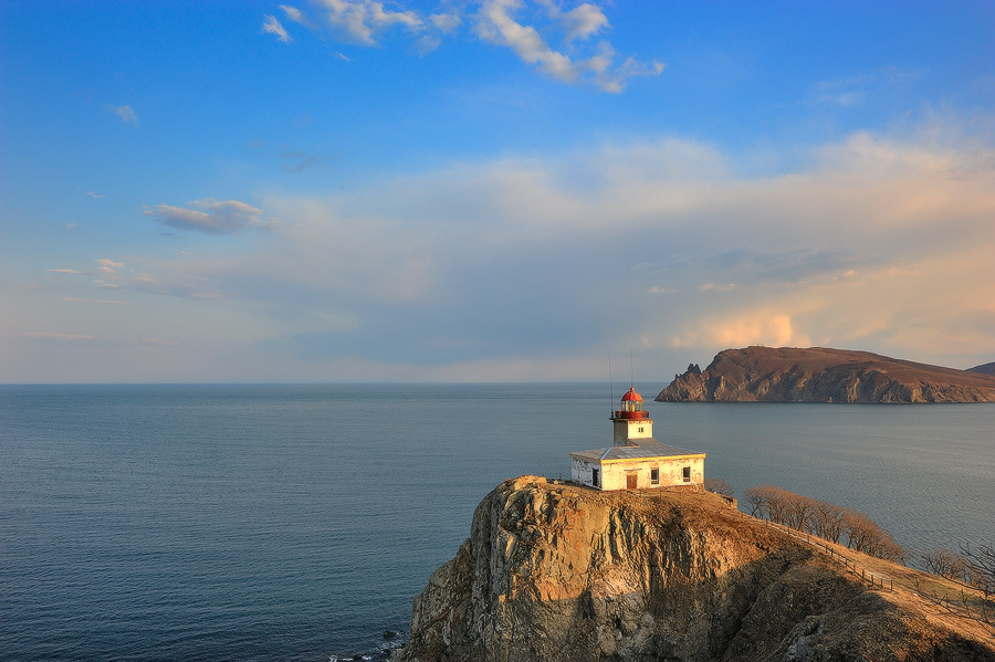 Вечерний пейзаж с маяком
