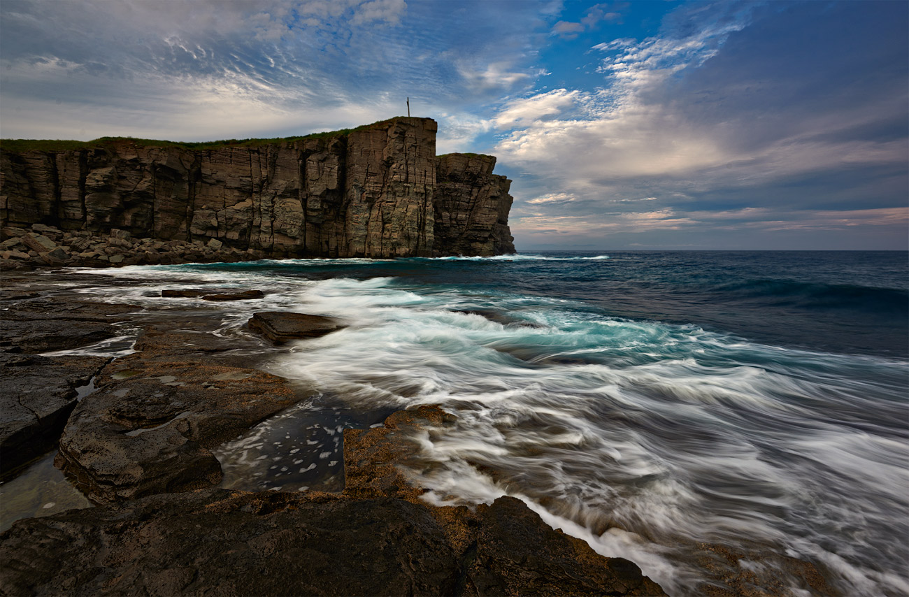 Ласковые волны и брутальные скалы