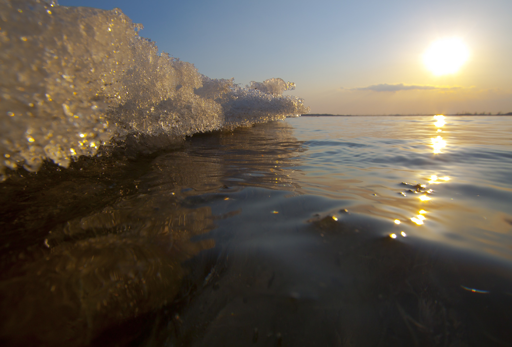Вечер на льду у воды