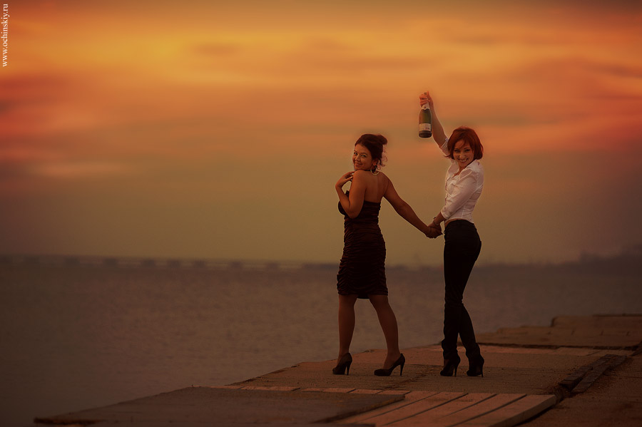 Девочки гуляют