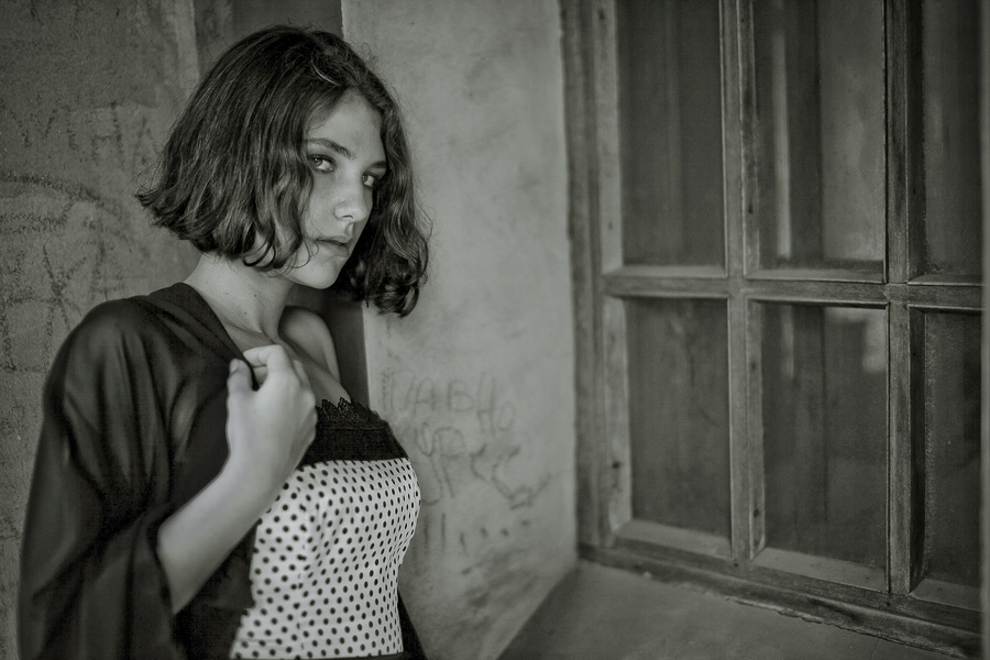 Портрет девушки у окна