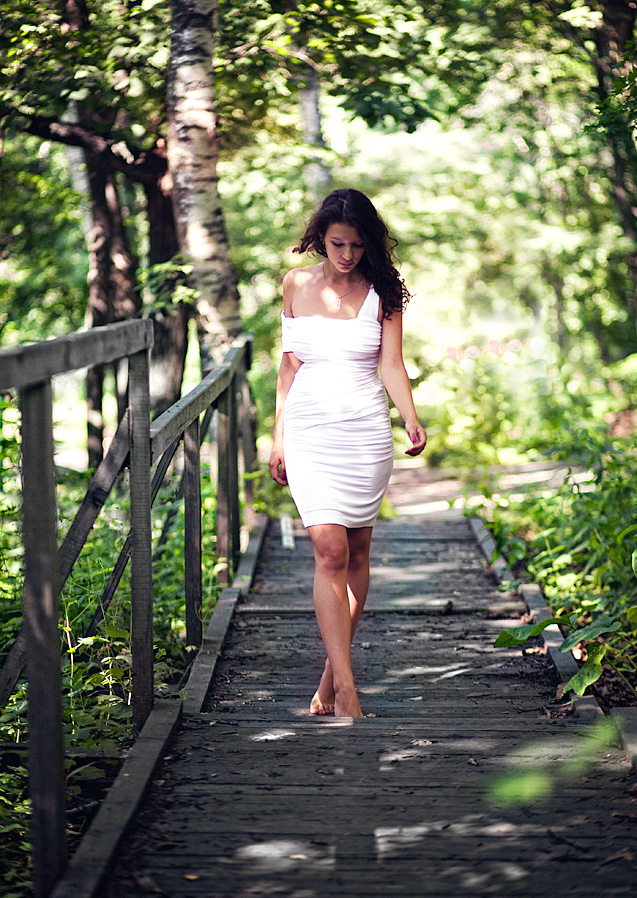 А девушка по улице шагает босиком