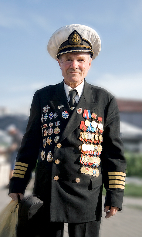 .. грудь его в медалях ленты в якорях