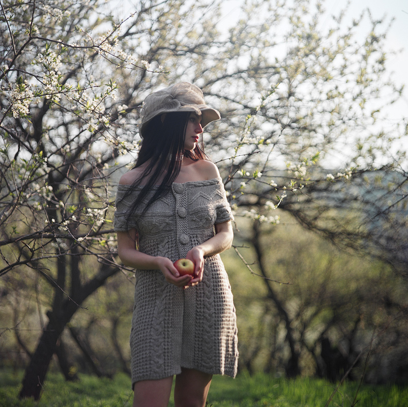 девушка В фруктовом саду
