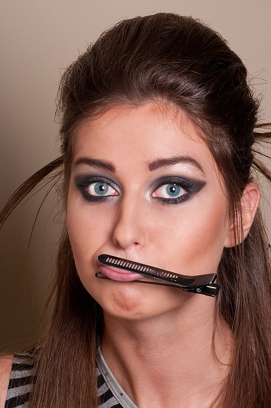 Она молчит, я молчу, сухой щелчек затвора....