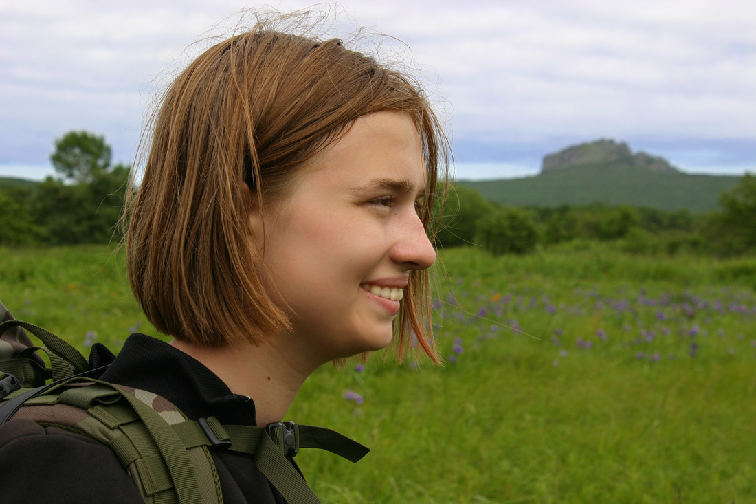 Маша, ирисы и замок у моря