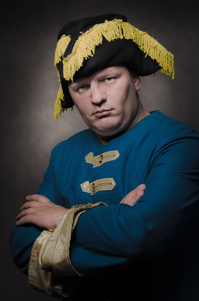 Портрет серьезного человека в кителе и треуголке