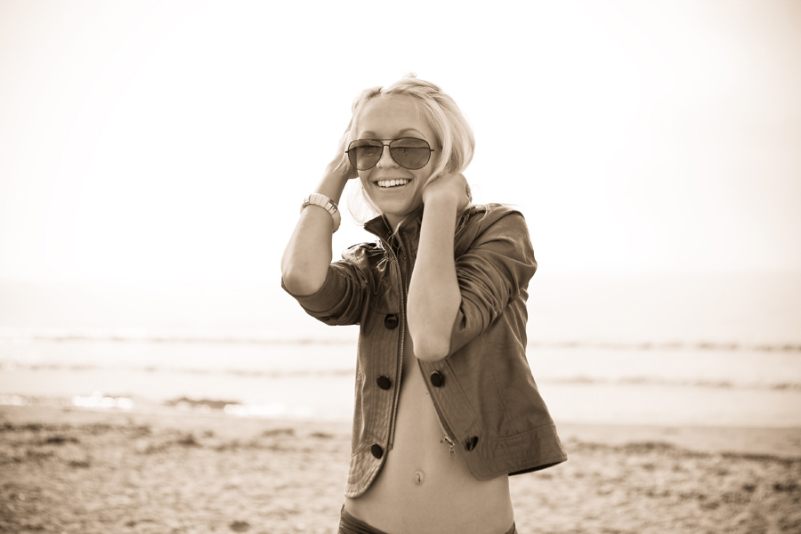 весёлая сексуальная девочка)