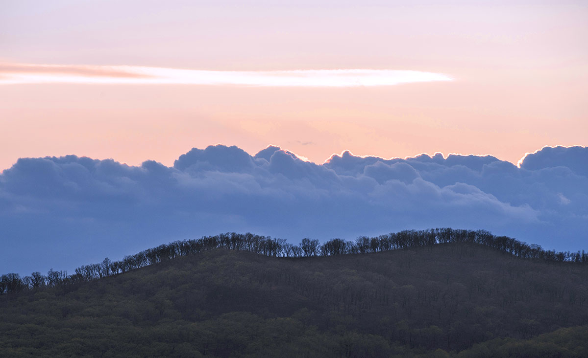 А правда как  горы стоят облака...