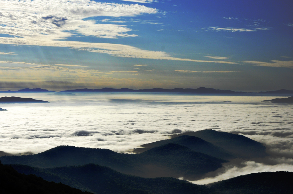 Под облаками, над облаками