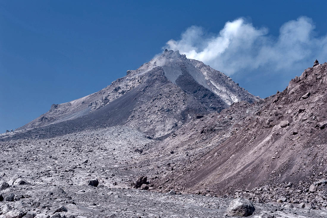 У действующего вулкана Кизимен