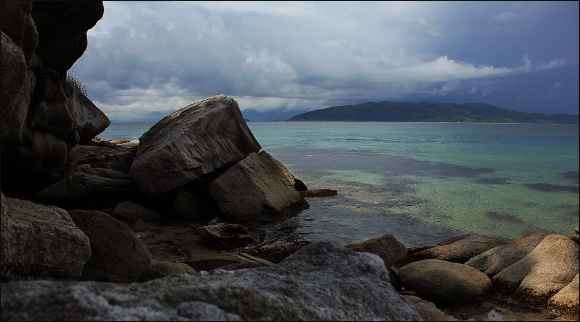 Каменистые берега острова