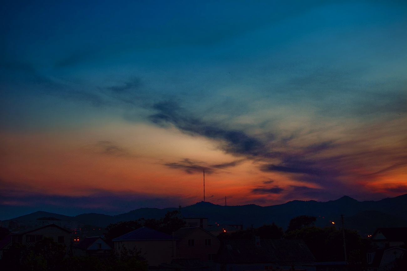 Яркий закат начала лета