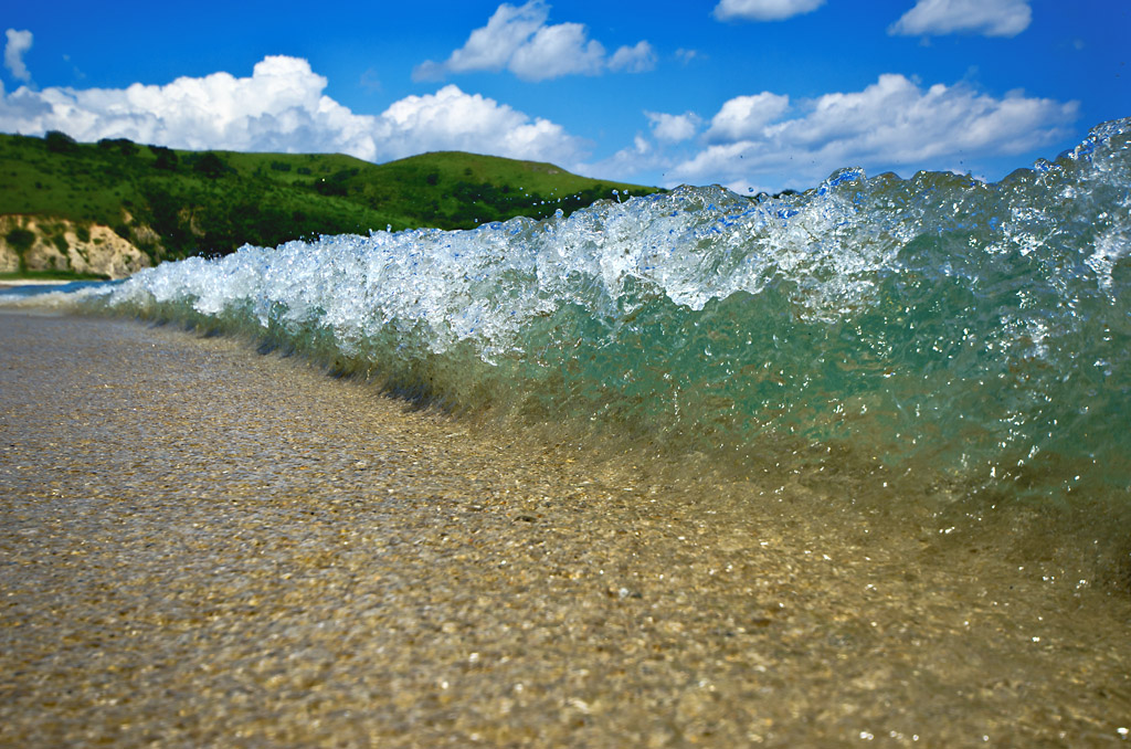 Даже самая маленькая волна - вблизи грозна